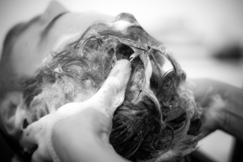 Massage inclus dans votre salon Influence à Niort, Saint Liguaire lors du shampoing